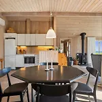 Well-maintained With Sea View Close To Сasa de vacaciones